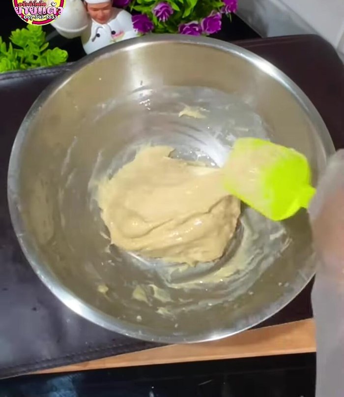 Close the container and let the dough rest for about 30 minutes.