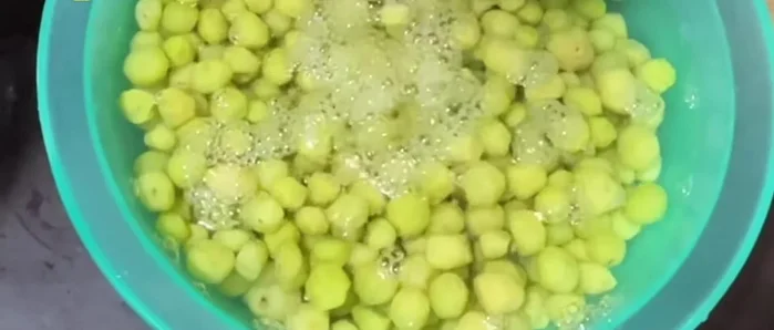 Soak the star gooseberries in the salt water for 20 minutes to reduce sourness and firm the flesh.