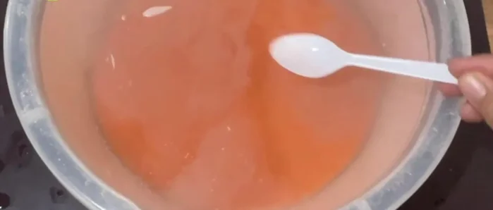 Prepare lime water (proportions at the end of the video). Soak the drained star gooseberries in lime water for 30 minutes to 1 hour.
