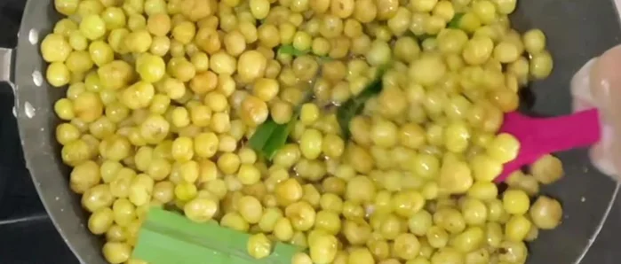 Cook over medium-low heat for 5 minutes without stirring frequently. When the star gooseberries darken, reduce heat to low and simmer.