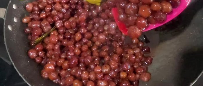 Turn off the heat and let cool. Strain the star gooseberries from the syrup (optional).