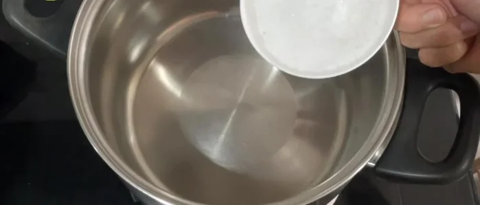 Prepare the salt brine: Boil 3 liters of water with 100 grams of salt until dissolved. Let cool completely.