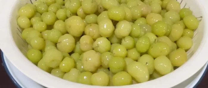 After thawing, squeeze out excess water from the star gooseberries.