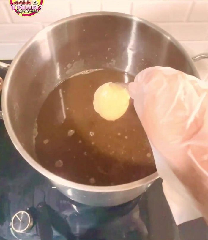 Add unrefined palm sugar and paprika powder.