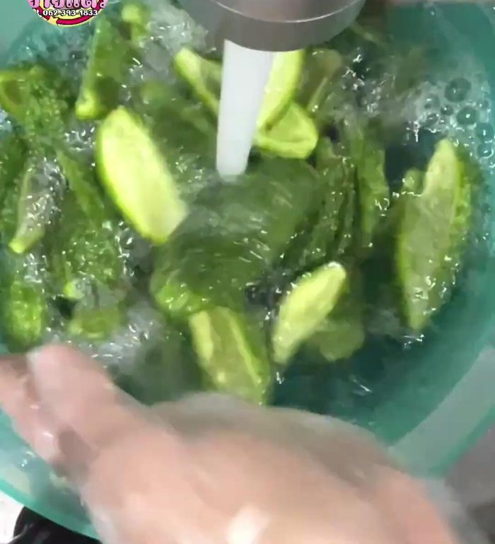 After 5 hours, drain the salt water from the bitter melon and rinse with plain water 2-3 times to remove excess salt.