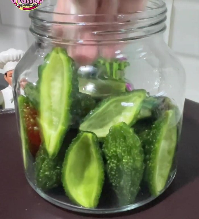 Pack the bitter melon tightly into a jar. Pour in the cooled marinade, ensuring the bitter melon is fully submerged. Place a small cup on top to keep the melon under the liquid.
