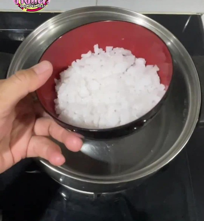 Boil bitter melon in salt water for soaking. Mix 3 liters of water and 100 grams of salt. Dissolve the salt, bring to a boil, then turn off the heat and let it cool completely.