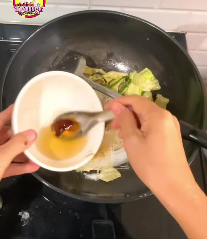 Add 2 tablespoons of boiled water to prevent dryness. Stir-fry until the noodles are cooked. (118.52)