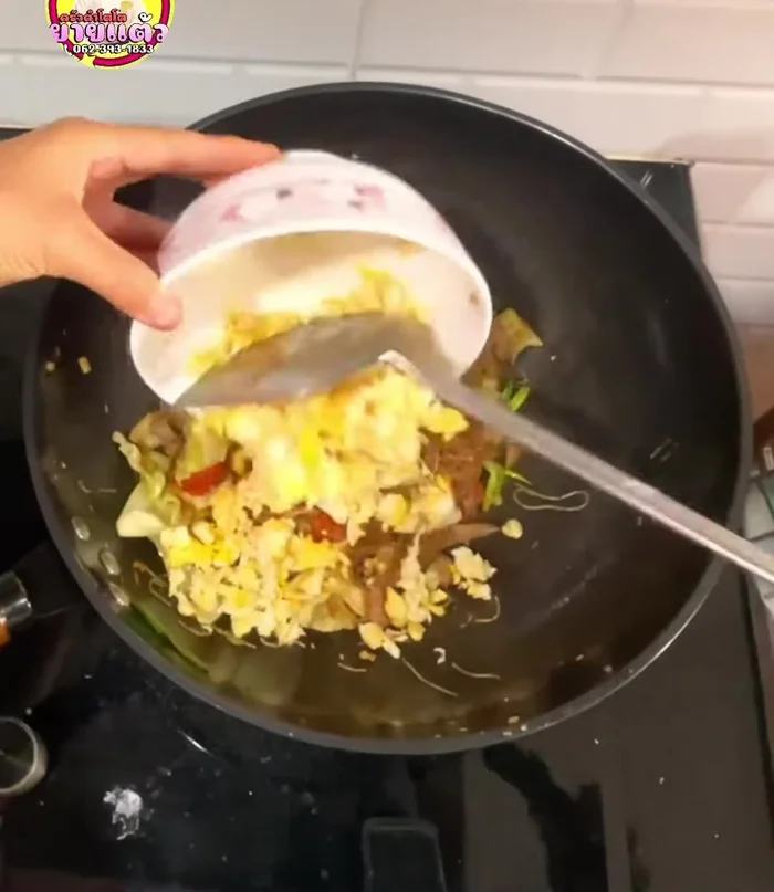 Add the fried eggs and stir-fry until combined. (134.599)