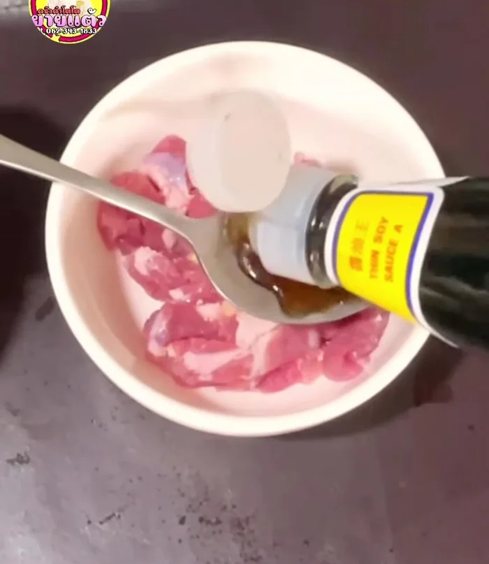 Marinate the pork with white soy sauce, seasoning powder, yogurt, sugar, and water for 10 minutes. (16.16)