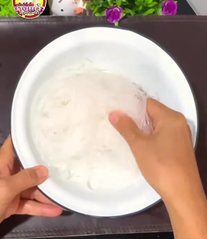Soak dry glass noodles in water for 15 minutes, then drain. (36.879)