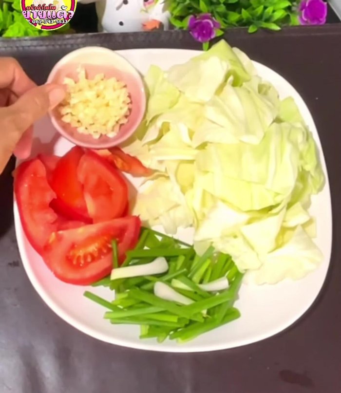 Chop and wash spring onions, tomatoes, and garlic. (43.12)
