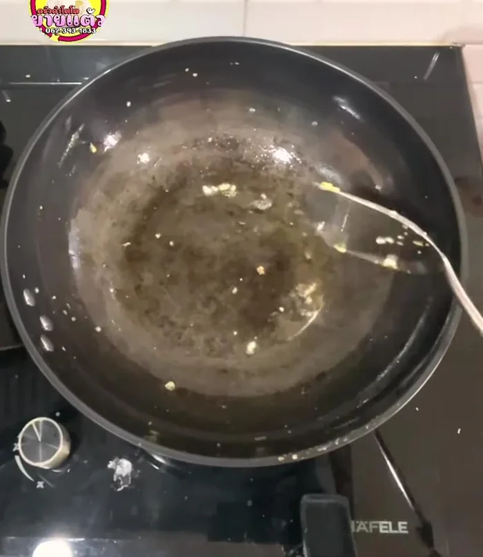 Add oil to the pan, then add garlic and fry until fragrant. (75.439)