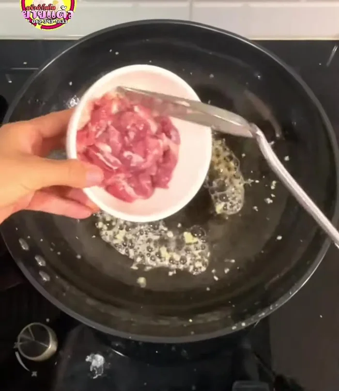 Add the marinated pork and stir-fry until cooked. (81.119)