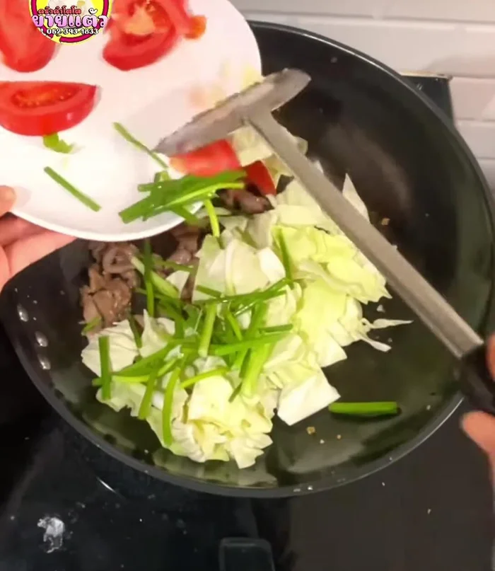 Add the spring onions, tomatoes, and garlic and stir-fry until tender. (90.32)