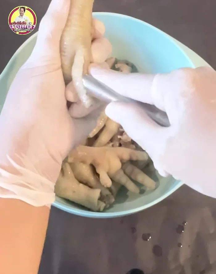 Use a soup spoon to peel the chicken feet. Insert the tip of the spoon between the bones and pry them apart. [110.159]