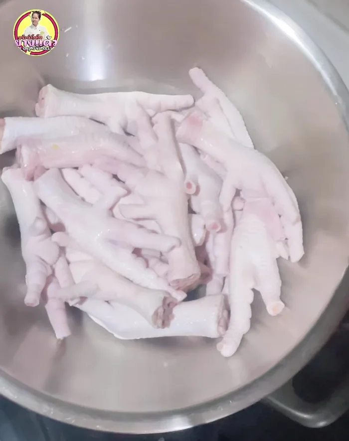 Rinse fresh chicken feet under clean water. [22.039]