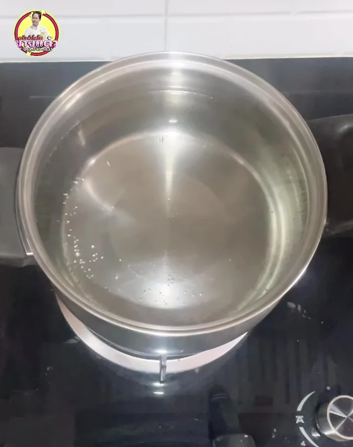 Boil water in a pot on high heat. Add lemongrass and lime leaves to remove fishy smell. [24.68]