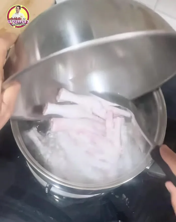 Once boiling, add chicken feet and boil for 20 minutes on high heat. Don't overcook; aim for slightly tender. Remove foam if it appears. [31.439]