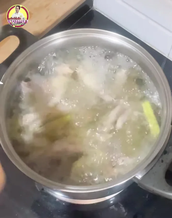 Prepare a bowl of cold water. After 20 minutes, transfer chicken feet to the cold water to stop cooking. [50]