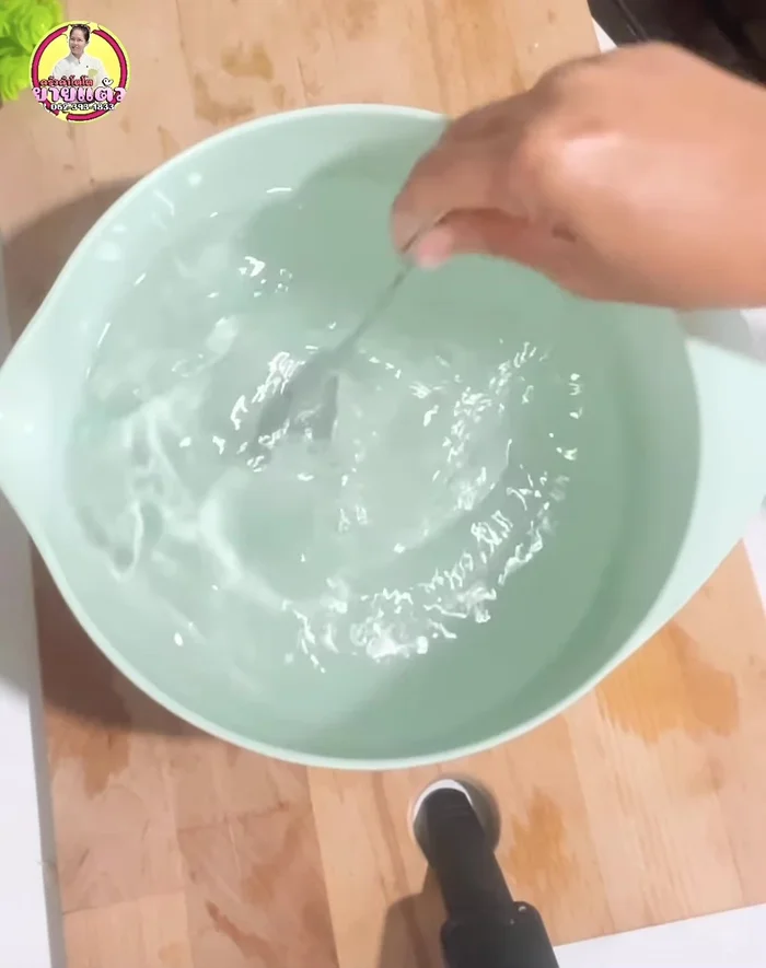Prepare another bowl of water and add 1/2 tablespoon of baking soda, stirring until dissolved. [63.64]