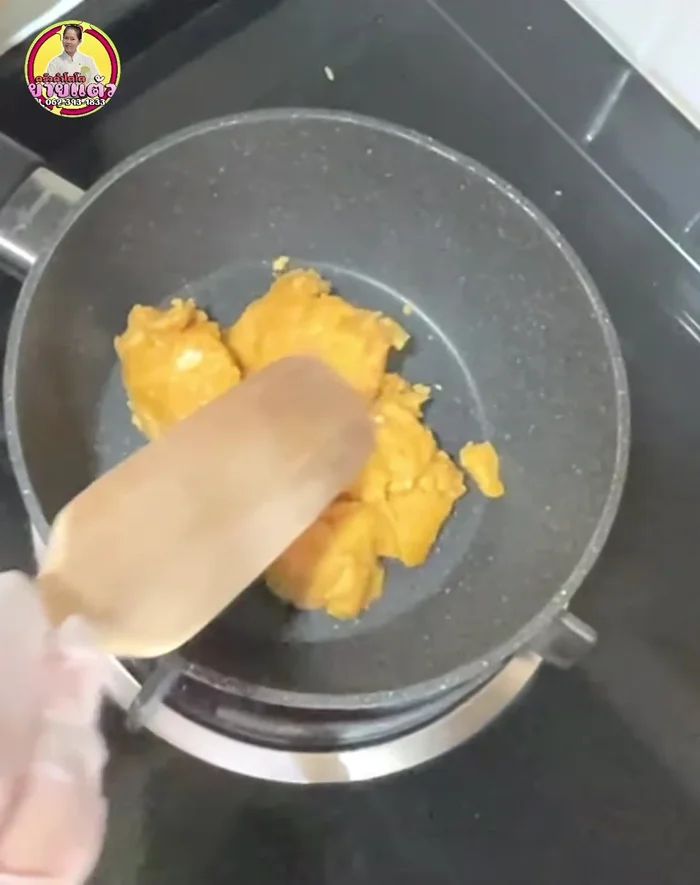 Prepare the sugar syrup: Heat coconut sugar over low heat until completely melted and flows smoothly. Do not add salt to the syrup.