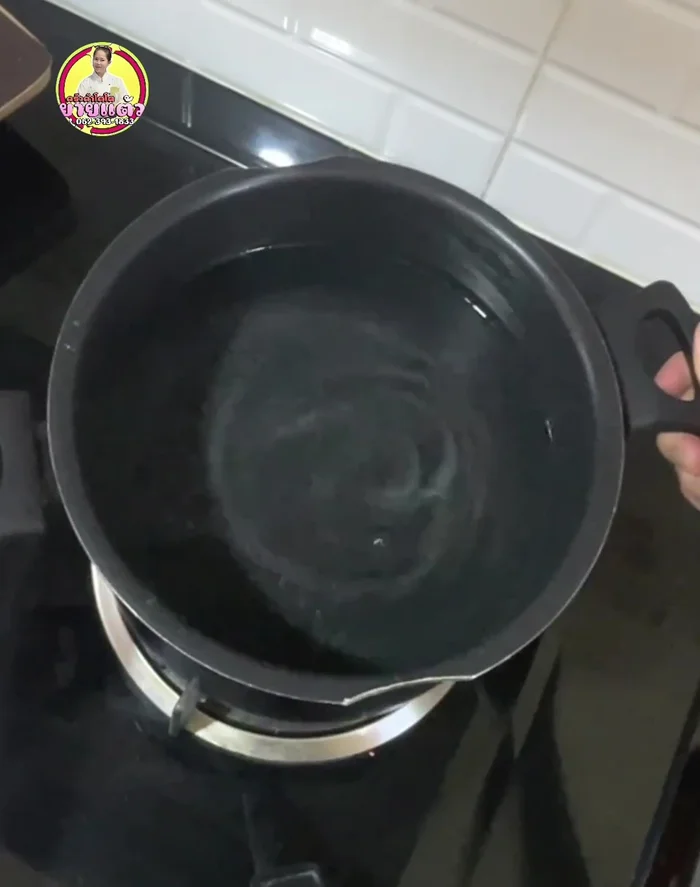 Boil water in a pot. Add the tapioca pieces and cook for 7-8 minutes (depending on thickness), stirring occasionally. (152.08)