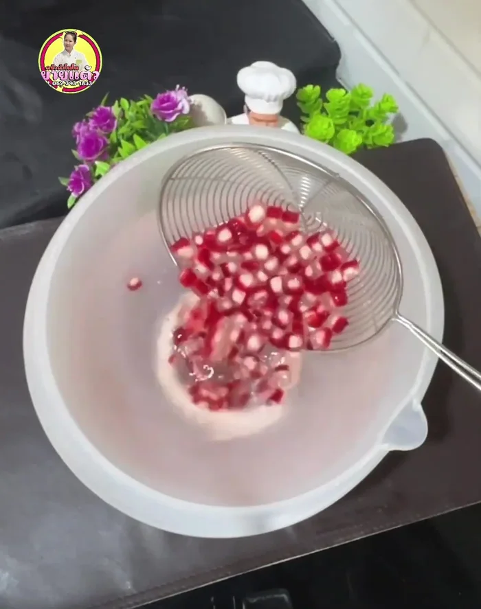 Remove the cooked tapioca pearls and immediately transfer them to a bowl of ice water to cool and prevent sticking. (174.2)