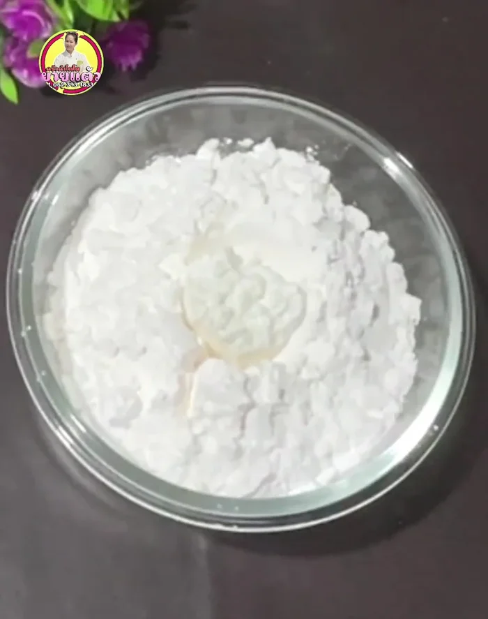 Mix tapioca flour, green bean flour, and sugar. Gradually add water and stir until dissolved. (17.119)