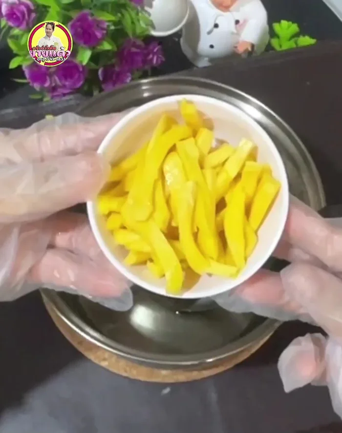 Once the syrup has cooled, remove the pandan leaves and add jackfruit (optional). (207.519)