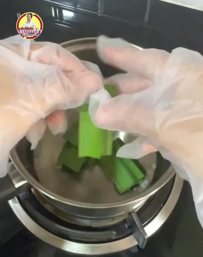 Prepare the syrup: Boil Ya Taew with pandan leaves for 2-3 minutes until fragrant. Set aside. (68.479)