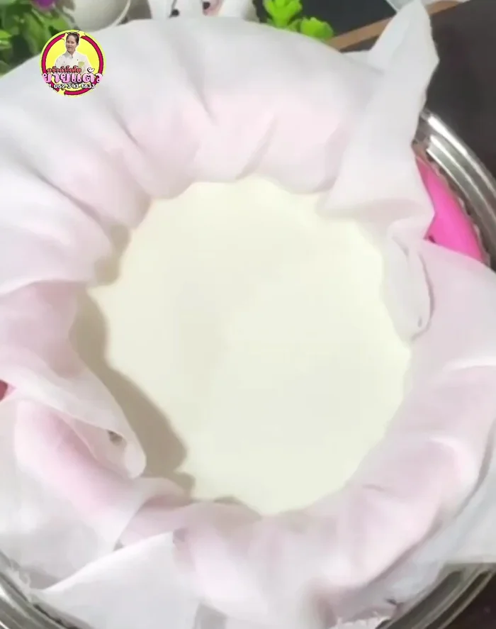 Add red food coloring and water to the rested dough, mix gently, and let it rest for 5 minutes. (90.2)
