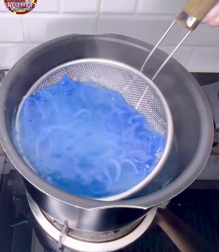 Cook noodles: Boil noodles for about 3 minutes until cooked. Transfer to ice water to cool.