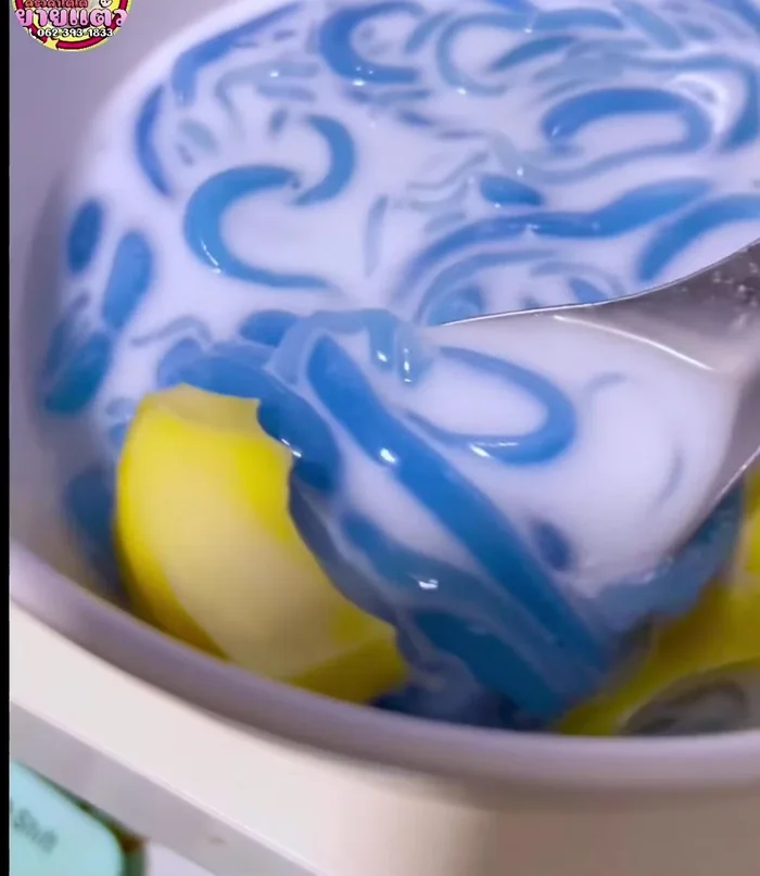 Serve: Arrange noodles in a bowl, top with coconut syrup and jackfruit ice.