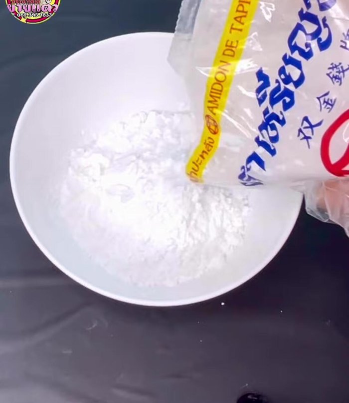 Prepare dough (part 1): Mix 100g tapioca flour and 50g rice flour. Set aside.