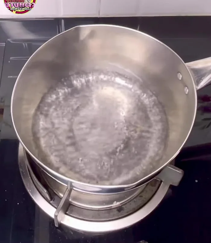 Prepare dough (part 2): Stir-fry 100g rice flour with butterfly pea flower water until well combined. Remove from heat.