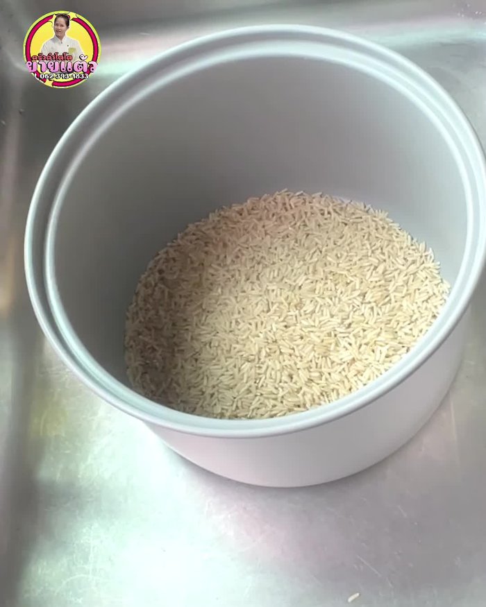 Prepare the rice. For brown rice, use 2 cups; for jasmine rice, use 3 cups. Thoroughly wash the rice (2-3 times).