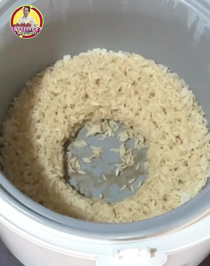 Gently scoop the sticky rice from the inner pot. Note: If using a large pot, the rice might push to the sides.