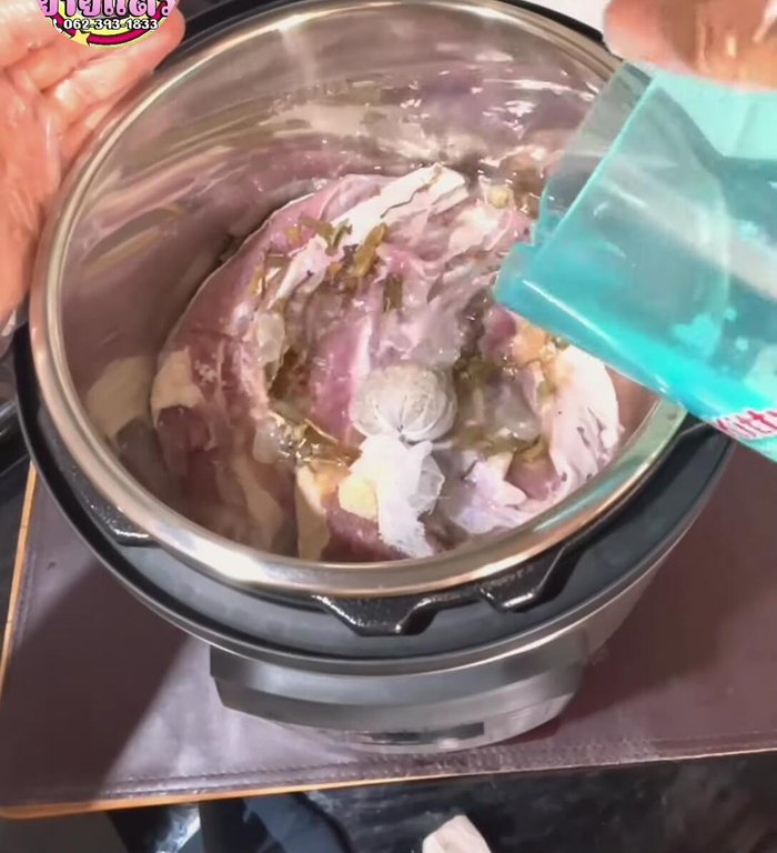 Add water until it covers the meat (about 1 liter).