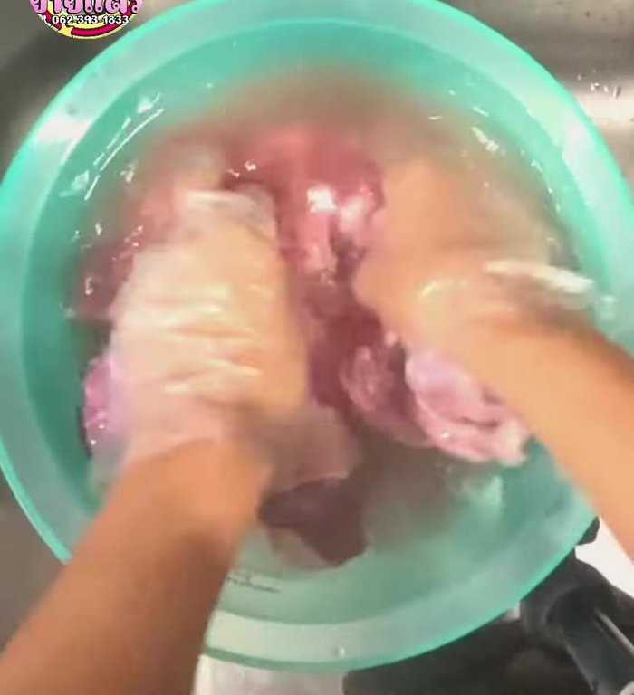 Soak the meat in water for 10 minutes to kill germs. Rinse the meat 2-3 times with clean water to remove the saltiness.