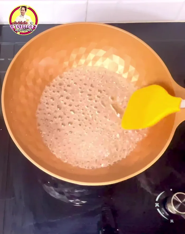 Mix the puffed rice with the syrup while it's still hot.