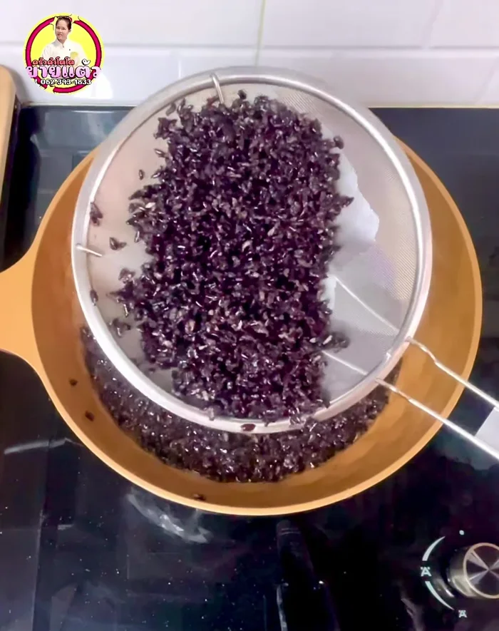 Remove the puffed rice and set aside. Repeat with the remaining rice.