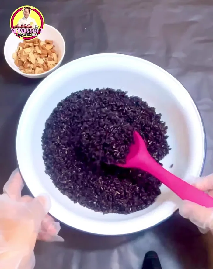 Optional: Add soybeans, cashew nuts, almonds, and white sesame seeds to the mixture.