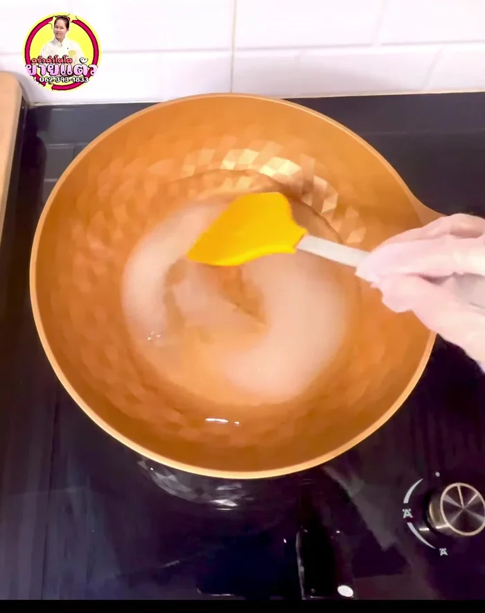 Prepare the syrup: In a pan, combine 200ml of water, 80g of sugar, 1/3 tbsp of salt, and 2 tbsp of baesa (optional). Stir over low heat until the sugar dissolves and simmers for about 10 minutes, or until the syrup is thick and bubbly.