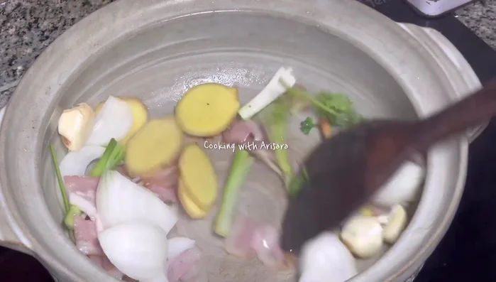 Mix the mala seasoning, ginger, garlic, and other aromatics.