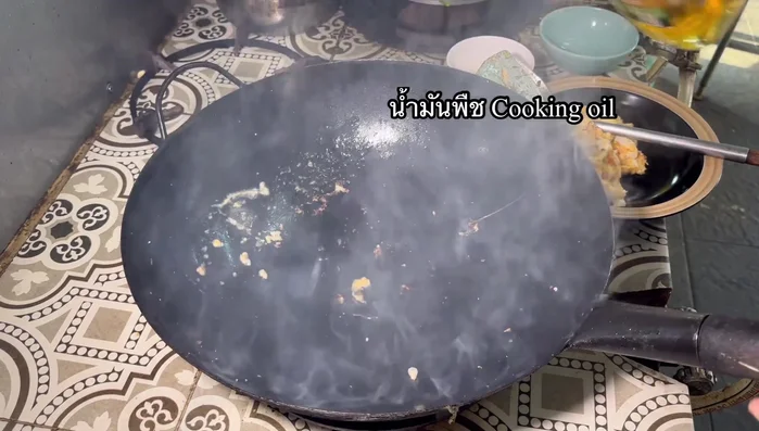 Add a little more oil to the pan, then add minced garlic and stir-fry until fragrant and yellow.