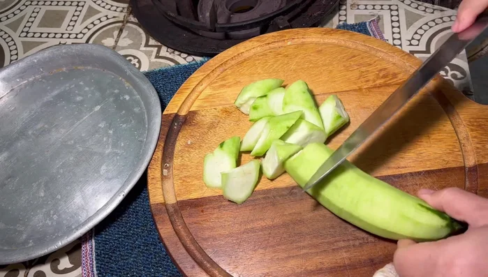 Choose 2 young squashes, peel them, rinse, and cut into bite-sized pieces.