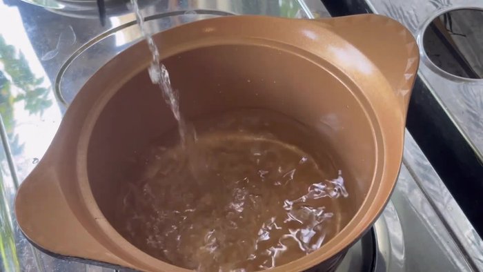 Put water (600-700ml) in a pot. Add curry paste.