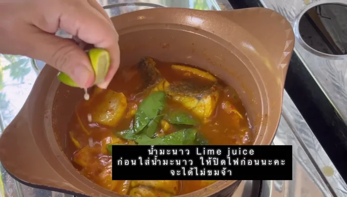 Turn off the heat, then add lemon juice.