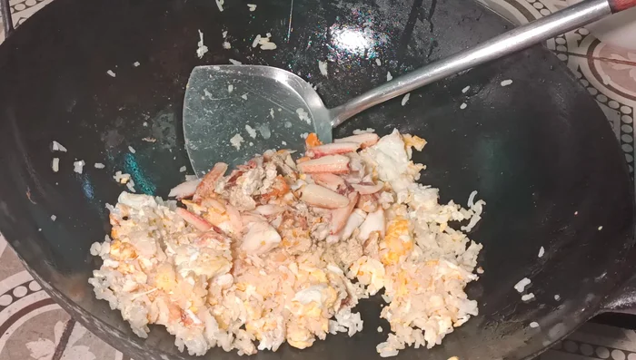 Add the crab meat, crab roe, and seasonings (sugar, chili, Thai chili powder, Western seasoning powder). Mix well, but don't overcook.